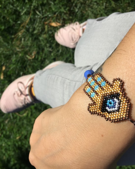 Mavi gözlü gold miyuki Fatma'nin eli bileklik