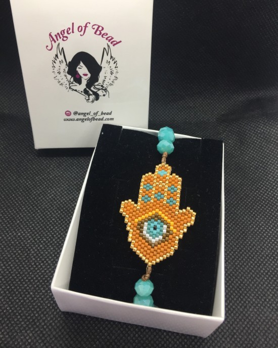 Yesil gözlü kahve tonlu miyuki Fatma'nin eli bileklik