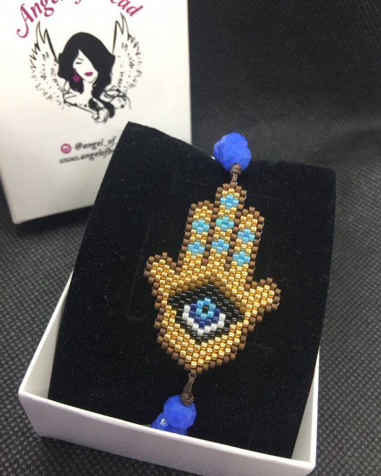 Mavi gözlü gold miyuki Fatma'nin eli bileklik